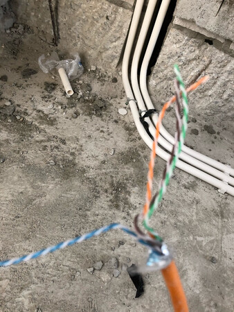快递外包装严重破损，货物都可以掉出来了！
