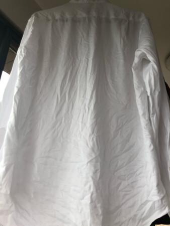 图是刚洗完的，看起来有点皱，不过根据上一次洗的经验，刚洗出来是有点皱，晒干了就好了；
做工上呢，走线十分工整，不会有那些劣质衬衫的糟糕走线；
材质上呢，摸起来手感非常棒，纹理也有一种高级感；
厚度上呢，比较适中，看似有点透，实际又没有漏点；
码数偏大，170/135kg表示袖子偏长
其他都挺好
