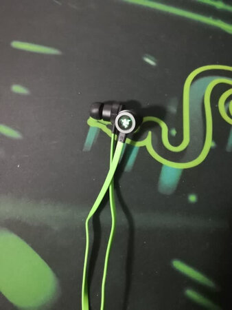 做工质感：还不错，拿到手没有遇到上面说的那么次
音质音效：新耳机到手没感觉，需要听时间长了才会有大转变的。煲机中
舒适度：还可以吧就是能把拉丝结构取消换圆润的子dan头就好了不然割耳朵
其他特色：我的米6完美兼容，没有遇到不可以使用的问题，上面说不兼容是系统底层问题吧，我是10.3.1稳定版，底层是安卓8.0完美线控兼容