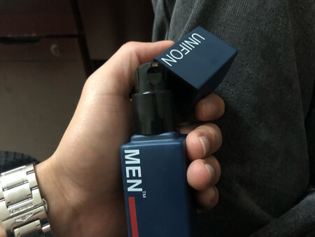 比较贴近肌肤，水润易推开。