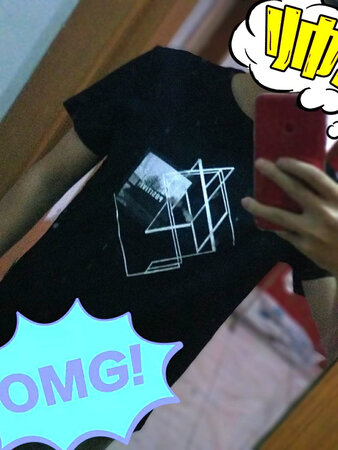 第一次买这个品牌的衣服，是因为这个图案才买的，喜欢这种简单的风格，全是黑色又有点单调，图案太花又不太好看，而这件衣服完全符合我的审美。说说优点，款式好看，料子不错，物流很快。再来说一下缺点，个人感觉领子有点偏高，还有稍微有点偏厚。总的来说，还是不错的，毕竟遇到一件喜欢图案的衣服不容易，有些小缺点完全可以忽略不计了，而且搞活动买的价格比较划算。