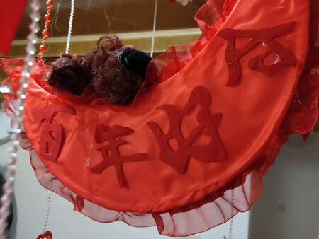 并不会因为婚庆用品而给好评。除了京东物流，值得好评之外，其他并没有满意之处。最主要是质量实在太！一！般！与街边货无异。粘钩，还没有双面胶好用！曾几何时，选择京东是选择产品质量。后来发现京东物流还超级棒。现在京东的品质严重下滑。三星中评吧。期待京东提升产品质量保证。