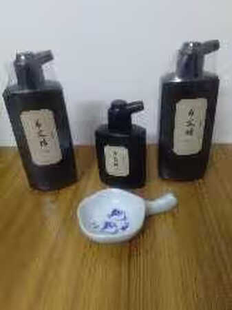 不错还送了一小瓶100毫升的和一个墨砚