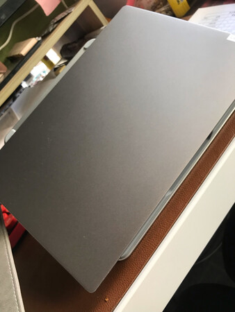 产品包装：产品包装很精致；
材质做工：做工很精致，然后手感很好
外观设计：外观简洁，质感非常好；
使用效果：联想小新13.3用非常合适；
其他特色：京东适度非常快，小哥辛苦了