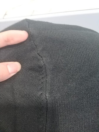 体恤换成毛衣了，结果毛衣很差，有破损，还有很大的线头，而且衣服看着很旧