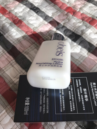 我老公一直用这个牌子的乳液，清爽不油腻，建议男士们购买哟，绝不是忽悠。