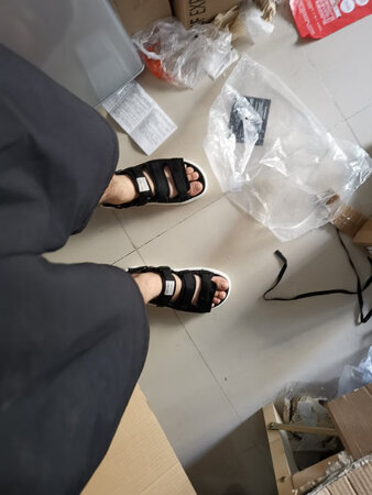 鞋子收到了，质量很好，做工也特别的精细，颜色和图片一样，没有什么色差，穿着大小也非常合脚，虽然是新鞋子，但是也没有什么刺激的气味，挺好的，鞋子穿着脚感非常好，很透气，重量也合适，不磨脚，好多可以调节大小的地方，物流也很快，服务态度也很好，很棒！好评！