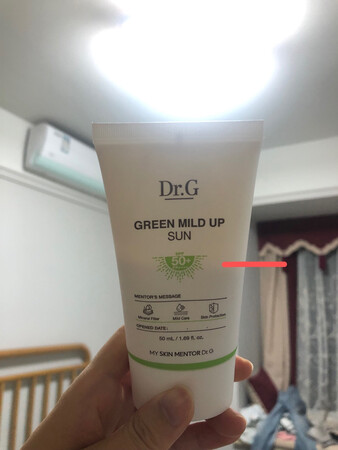 我发现京东的东西太假了，价格不便宜呀，特别贵，为什么还比~都假，这个防晒只有瓶子的一半，没有一瓶，没有50毫升，太假了，要不是有京东卡，我是不会来买东西了