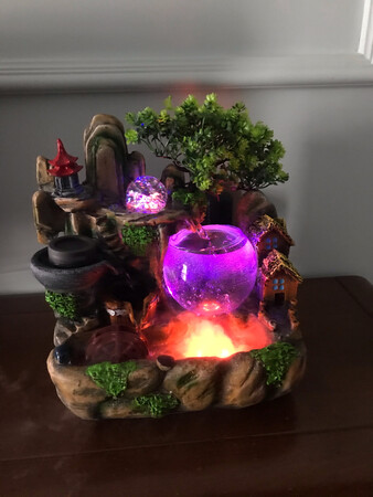 山水摆件好好漂亮哦，鱼缸款的可以养几条金鱼，生机勃勃好有生气，滚珠在灯光下熠熠生辉，加上雾化器的烟雾缭绕，仿佛置身在****山水之间也，喜欢的不得了呀，太满意啦！