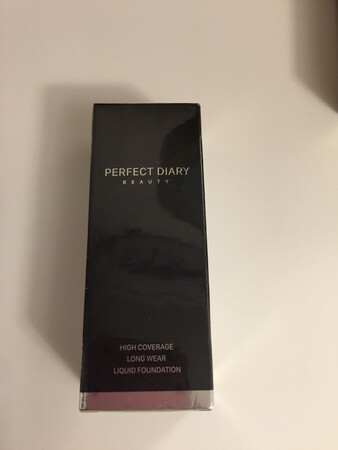 第一次用完美日记这个牌子的粉底液，包装很好，粉质一般，不是很干，用完比较贴肤，但是一定不能挤很多，不然会很白，很不自然！只能挤一点点，然后均匀的涂抹在脸上，遮瑕效果也一般般，价格倒是便宜，参加活动买了好几样！