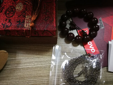很不错的手串，金星很明显，还没开始盘玩，珠子比较亮。