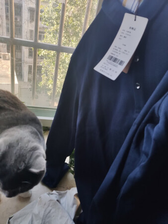 衣服料子很舒服，细节处理的很到位，整体走线工整，绣花很精细