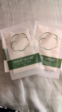 适合肤质：所有肤质都适合
产品质感：非常轻薄透气哟
使用感受：我是超级敏感肌，用后感觉非常好，无任何过敏反应。
补水效果：也是不错滴，可以用喷壶补充喷哟！
贴合效果：非常贴合，无死角，不起包！