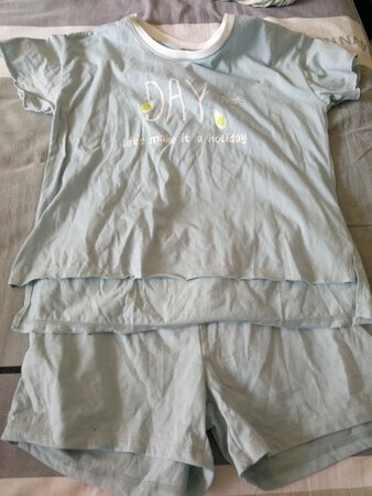 衣服穿起来很舒服。材料好。款式也不错。