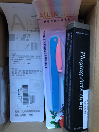 爱丽小屋的这款双头自动带刷眉笔也是我反复购买的商品了，由于该眉笔具有防水防汗，不易脱色，自然持久等优点，我选的01#深咖色就适合深色头发人群使用。只是眉笔的笔芯非常的脆弱，上次的新眉笔第一次用就折断了一大截，唉！这不又来下单了。当然，以后我用的时候都会异常小心了。