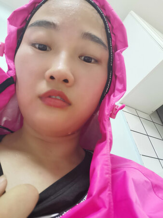 请忽略我这张脸，看出汗效果就行，我能说运动完，洗过澡后在站到称上，少了两斤，当然，还是得有氧之后在做些锻炼，就很好啦，暴汗服还是很满意的