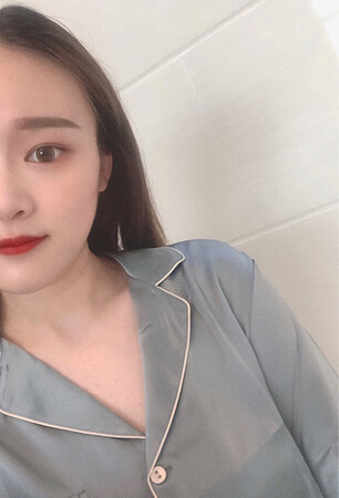 非常喜欢这款睡衣，已经是第二次购买了，这么便宜的价格可以买到这么厚实的真丝睡衣套可以说商家非常有良心了，雾霾蓝的颜色很显肤白，穿上以后摇身一变小仙女，很显气，面料的话就不多说了，桑蚕丝你懂的，真的非常柔软爽滑，马上要到光棍节了，打算送妈妈和姐妹