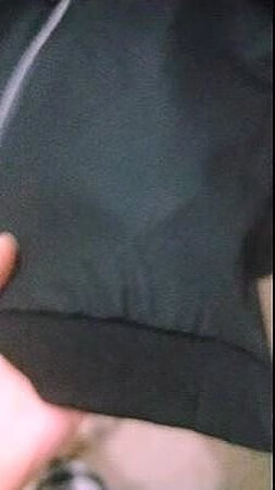 衣服比手机拍出来好看，有型，面料很不错，这个价钱可以！厚度适中！上身效果特别棒，现在这个时候最适合穿，同价位这质量没话说！店铺已关注，以后衣服就这家买了衣服料子比预想中要好，质量的话看不出什么大问题，也没有色差，总体来说衣服很不错。对我来说就是衣服比较修身，京东物流就是快，大大的赞！！！
