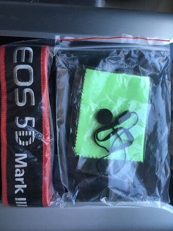 很好，正品，附送镜头绳和镜头布，发货很快，很满意。