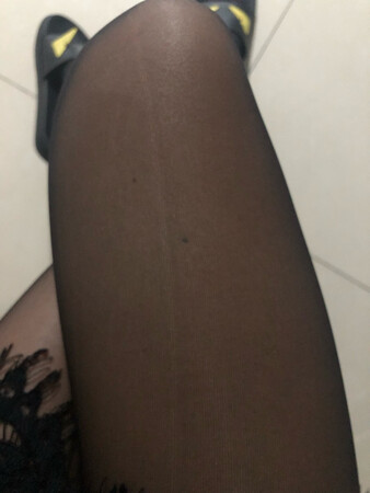 刚穿上就有裂痕，虽然不是那种不断增大的裂痕，但绝不能穿第二次了，感觉质量真不行还说是京东自营呢