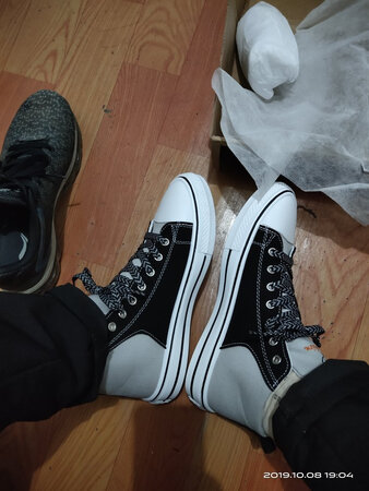 舒适度：鞋底很软，穿着不会觉得硬邦邦。
外观颜值：和图片贴合度很高，值得购买。