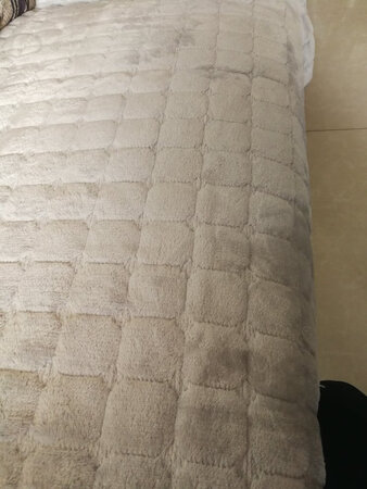 终于买到合适的沙发垫了，暖暖的，正合适冬天用，正面是毛绒绒的感觉，背面有防滑颗粒，因为很平整，铺上去后显得沙发很整齐，整个房间都整齐了，尺寸也很合适，买的时候也正巧搞活动，价格也实惠，京东自营的物品确实让人放心