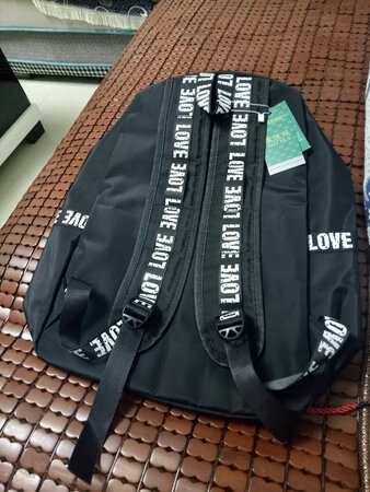 专门给老汉儿买的出门背的包包，还是不错，老汉儿喜欢，只是感觉背带略花(;´??Д??`)