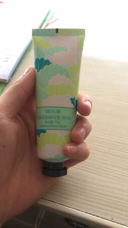 先用了这个味的，淡淡的香味，很滋润，我是习惯每次洗手就用，这个很好用，喜欢