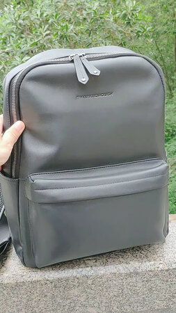 一下买了两个，另一个款式建最后一张图，皮质非常好，包背面和背带不是皮的，可能是为了舒适考虑，两个包看起来非常的有质感，装电脑、衣服非常方便，建议大家下单回家研究