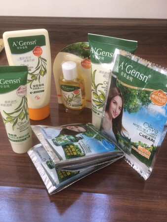 东西收到很喜欢，商家还送了好几个小礼品。这个商品很好用的，想买的赶紧下单吧！