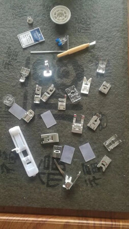 这个缝纫机是给我妈买的，以前在~买过一回便宜的缝纫机，但是用了几天之后就不在用了，各种问题解决不了，最后过了7天无理由退货的时间，多次联系客服解决不了，后来就自认倒霉扔在那里了，但是我妈还是想要买，也找了很久没找到合适的，后来我看到京东搞活动，我就抱着试一试的心态买了一台，结果妈妈非常喜欢，有不会使用的地方多次联系客服，客服态度特别好，耐心解答，最后解决了，我妈还特别高兴，天天催着我买布料！