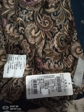 衣服收到了，与描述的一样，做工非常细致，布料柔和而不失紧致，颜色有光泽且正，比我想象的还好，链接上的颜色个人认为冬天穿有些偏浅，是我理想的衣服，价格又这么优惠，确实是满意的购物。物流也非常快，到了北京快递员就直接送到楼上。也给快递员点赞，黑商家和快递员都评五星，名副其实。