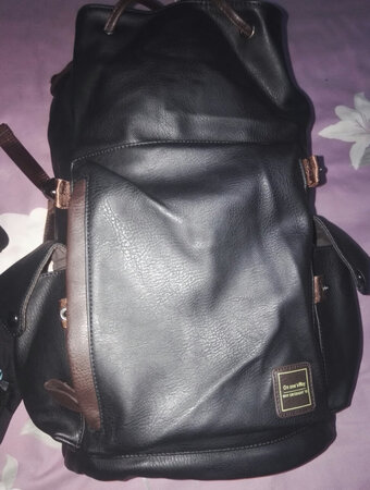 差评，店家售后服务质量很差，第一次买包上褶皱特别深找店家她说把里面填充点东西过几天就会好，我塞得满满**快一个星期一点效果都没有，后来她说这是京东库存压货时间太长了，要我退了排个同样价格的任意包包从店家仓库给我从新发一个而且里面会给我填充好东西，避免压的褶皱多，我再三叮嘱一定要确认好填充好在发过来，没想到收货那天又啥也没有，我问店家她说忘了……她说忘了……她居然说忘了……退换货还得自己花邮费，希望大家不要在这样不负责任的店家里面买东西，到时候会很上火很麻烦的！