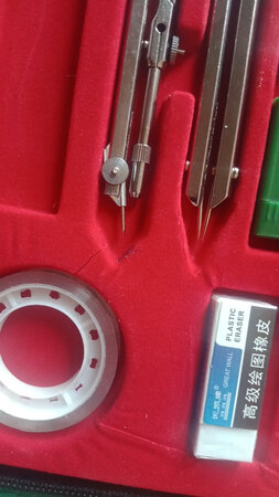 有磕碰，而且里面都碎了。不靠谱。