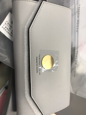 外观颜值：简单大方！颜色也很小清新 也蛮有质感的 感觉有点高级
材质手感：摸上去皮质很舒服
做工细节：做工很精致 细节都处理的不错 包装也很好 链子也很舒服 背起来不累 大小也正合适 装手机 口红 至今就够了 还是很满意哒