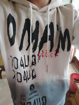 衣服很好看  穿着很帅  快递也挺快的。
