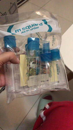 里面东西挺多的，就是那个盖子盖不上的。还没有使用，没有什么味道