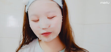 补水效果：水效果不错 
贴合效果：刚刚好
适合肤质：适合任何肤质
产品质感：非常赞