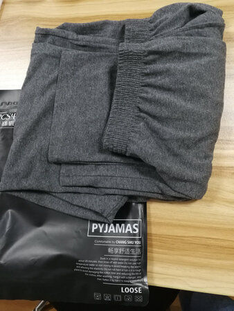 秋天穿着舒服，大小贴身，面料很好，必须给赞个，送货也挺快的。