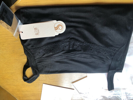 面料是真丝针织的有弹性丝滑穿着舒服