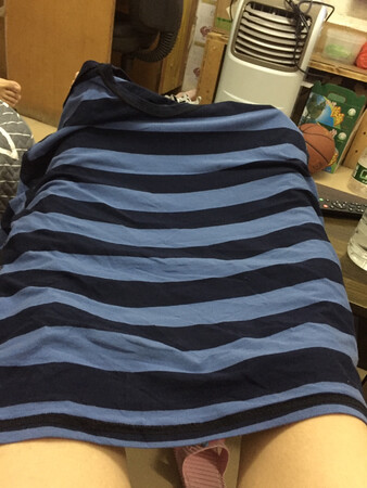 布料感觉挺好的是棉的，只是穿在身上感觉有点前长后短，价格也不是很便宜，总的来说还行吧，我儿子挺喜欢的！