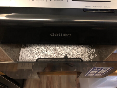 这次的包装还是不错的，盒子比较规整，不错。碎纸机颜值不错，大小放在书房桌子上特别合适，有两个口，分类方便。碎纸时噪音基本可以忽略不计，特别好，发热问题可以接受，连续工作5分钟对于家庭用户来说绝对够用，5L的纸屑容量兼顾了实用性和体积，不错。