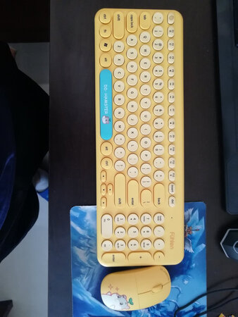 外表看上去不错到实际用起来真的不好用，键盘手感太差，总感觉找不到键！鼠标也指针在电脑上也发虚**！特别玩游戏时左手非常容易找错键！！一点不实用！！！！太差了！！！！千万别买！！！！！
舒适度：差
操作难度：差
响应速度：差