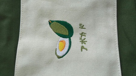 包包很好看噢 刺绣的 很用心呢 而且打开香香的 店家还送了小礼物 棒棒qvq就是有点小噢 建议小仙女们购买的哦~