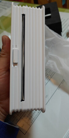 按钮上有污斑是啥意思？又不是特价商品，正常商品也这样？图片上的黄色斑已经是我手指擦掉一点了，本来还要大，太无语了。产品方面还没有用，用了再评价。