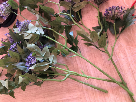 手工一般，只是主杆茎内才有铁丝，本想扳开弄个造型，结果一支花弄断了，里面没有铁丝的易断。图二少了一截，应该是送的那支了。