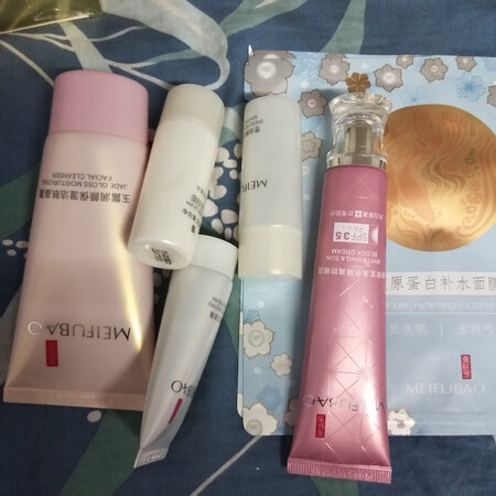 美肤宝真心不错，，以后就用你家美肤宝了，老板服务态度很好，昨天收到拿回来用了一下，不浮粉，好评五分，