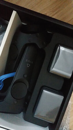 刚开箱，包装完美，配件齐全，包装内说明文件详细，安装方便，有专门的安装程序U盘。