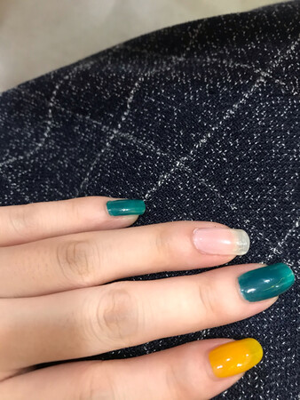 持久时间：上了底油和顶油还是可以保持一周不掉，持久度很OK。而且不会一块一块掉，掉的时候整体剥落，就可以涂新的了，也不用卸。
产品光泽：本身是哑光，上顶油就是亮的了。
干燥速度：速干，10分钟一只手，省时间。
上手效果：白色不是很容易涂匀，深色好一些。
产品气味：没有刺鼻的味道，有一股清香。