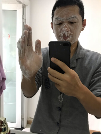 在~看到了很多美妆博主都推荐这款男士洗面奶，就到京东搜了一下，看了一下介绍，说是里面有专利的控油清洁配方，然后就等着双11做活动，把它买了，到了以后就赶紧打开用了下，包装看起来也不错，灰色显得有品味，洗面奶果然没让我失望，泡沫丰富细腻，洗完以后脸也不干，摸起来还湿润的，然后涂了水和霜，晚上涂得，结果早上脸还是湿润的，保湿效果真的不错！最关键的敏感皮肤也可以用，我之前用的别的大牌都过敏，结果御泥坊这个没有，以后就决定用这套产品了